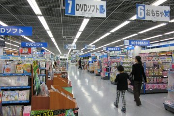 There are shopping areas near the station