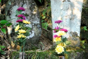 Des statues bouddhistes se trouvent le long du Nakasendô