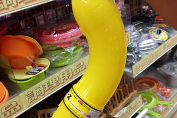 Alat sedikit aneh terbuat dari plastik keras ini menjaga agar pisang yang ada di dalam kotak makan siang tidak hancur
