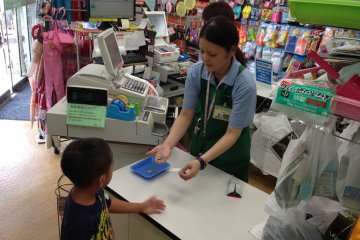 Pembayaran di Plaza Serba ¥100 sangat mudah, cukup menyiapkan ¥105 untuk setiap barang di keranjang belanja Anda