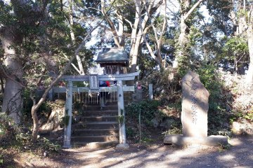 A small shrine a short way up the mountain