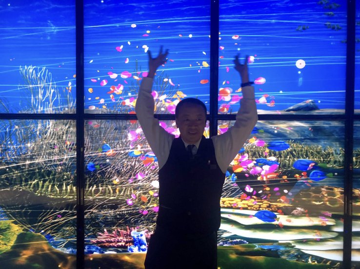 Ege-san Demonstrating the Touchscreen Effect