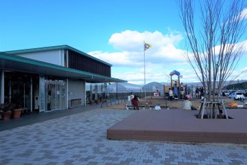 Open-design entrance