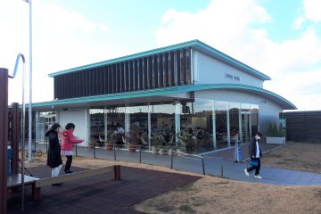 Restaurant by the children's play equipment
