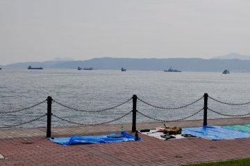 People start placing their blankets in the closest place to the display area early in the afternoon.