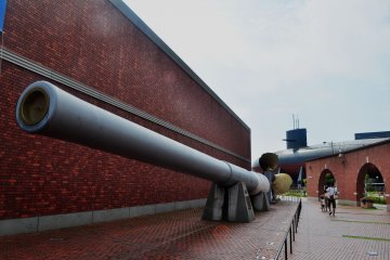Some displayed objects can be seen outside the museum without actually paying the entrance fee.