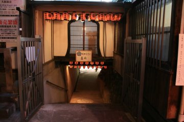 A small corridor below the temple takes you to Oda Nobuhide's grave.