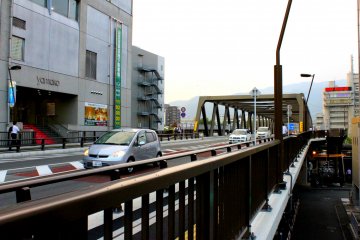 Ascending the Maizuro Bridge towards the other side where the Kofu City History Park Yamanote-Gomon lies. Beside the bridge stood the Yamako Shopping Center.