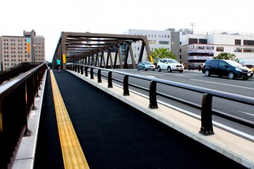 Ascending the Maizuro Bridge towards the other side where the Maizuro Castle Park lies.