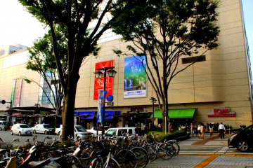 I haven't seen this kind of shopping center around my apartment in Shizuoka City, so, I found this interesting.