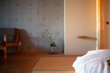 Room Ikebana decoration at Satoumitei