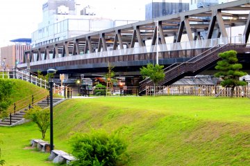 A closer look at the bridge's architectural structure from the park's point of view.
