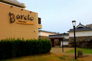 This restaurant stands across the Yamanote-Gomon gates.