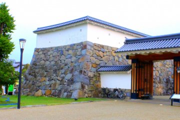 One side of the Yamonote-Gomon gate's facade.