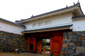 The point of view from the inside of the Yamonote-Gomon gate.
