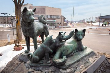 The City of Odate in Akita honours their famous inhabitants with a statute of an Akita Dog family.