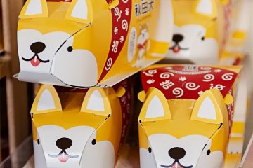 Treat your dog loving friends with the wide range of Akita dog souvenirs such as cookies, sweets and of course tee-shirts.