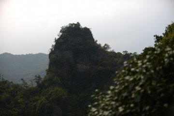 <p>A huge rock near Nenbutsu bridge</p>