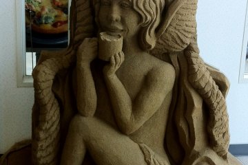 <p>Des sculptures de sable peuvent &ecirc;tre trouv&eacute;es non seulement au mus&eacute;e du sable, mais dans de nombreux endroits de la ville, tels que dans les caf&eacute;s, les magasins, et m&ecirc;me le centre commercial!</p>