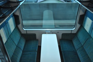 Shimakaze train: salon seats