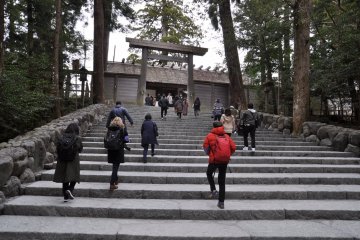 Ise Shrine: gate to Naiku Shrine