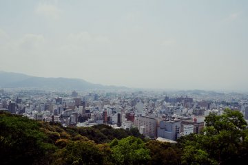 Le sommet de la colline offre une vue magnifique sur Matsuyama