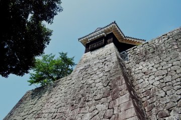 Les ennemis qui essayaient d'escalader ces murs se faisaient lancer des roches par les trous dans le plancher du château