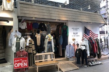 Tienda de ropa usada "Slut" (mujer fácil)