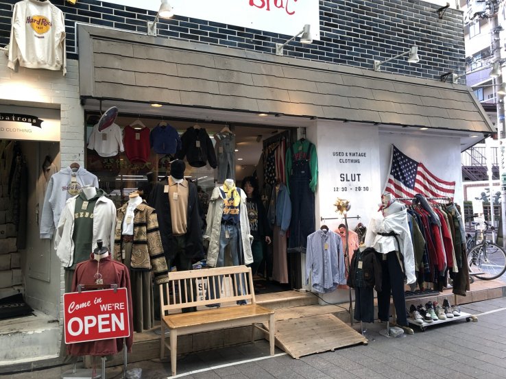 Tienda de ropa usada "Slut" (mujer f&aacute;cil)