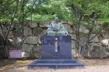 A statue of Mouri Terumoto