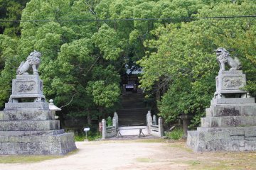 Some scenery inside Shizukiyama Shrine