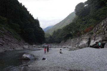 <p>Dasar sungai</p>