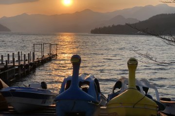 Le coucher de soleil du lac Chuzenji et les pédalos