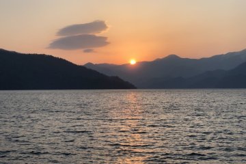 Au parking Utagahama, le soleil passe doucement derrière les montagnes : les couleurs sont intenses