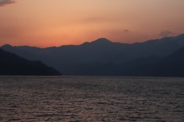 Une fois le soleil couché, le ciel devient rose.