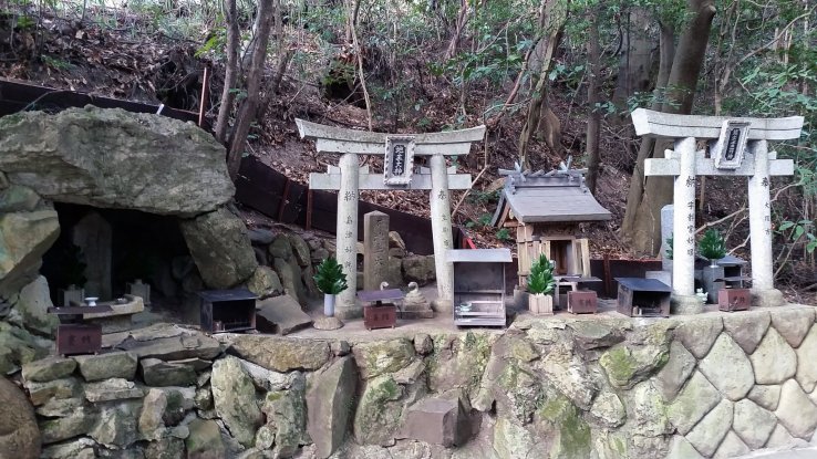 Small shrine on the trail up to Shigisan Castle