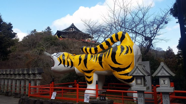 Main hall of Chogosonshi-ji and the largest papier mache tiger