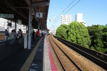 The long platform for plenty of visitors