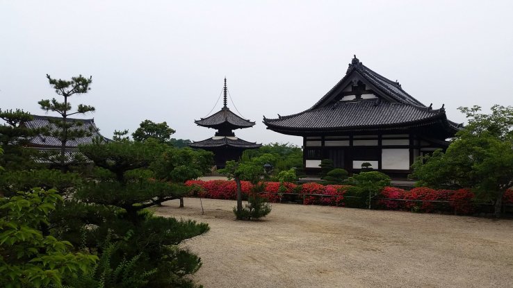 The main hall and "Tahoto" Many Jeweled Pagoda