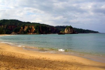 Pantai Tsukiga yang indah & bersih.