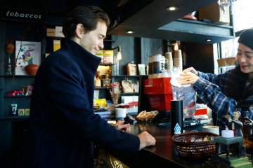 Isi ulang gratis di kedai kopi.