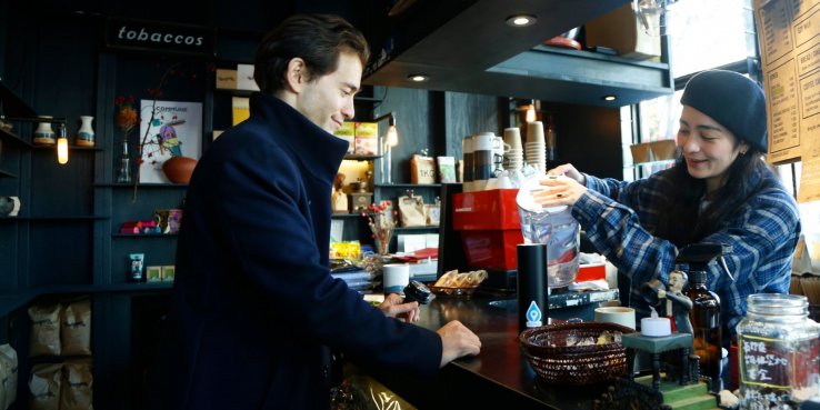 Isi ulang gratis di kedai kopi.