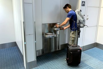 Isi ulang air pertama di bandara