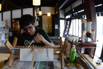 <p>Lantern making in Odawara</p>