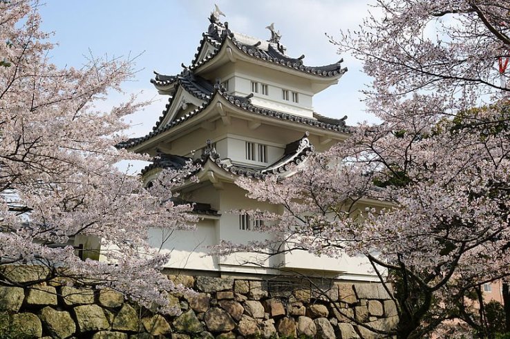 Tsu Castle Park in springtime