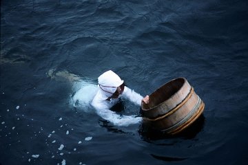 An ama diver at work