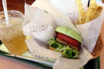Green Burger + kentang goreng + ale lemon jahe dengan jeruk Setouchi Hassaku