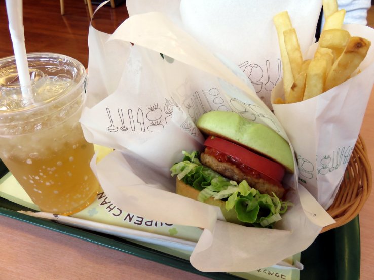 Green Burger + kentang goreng + ale lemon jahe dengan jeruk Setouchi Hassaku