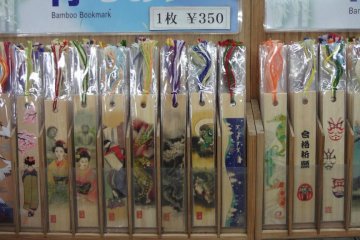 Bookmarks made from bamboo with colorful and traditional designs of pictures of cranes, geisha, Daibutsu, etc., are quite popular among all generations.