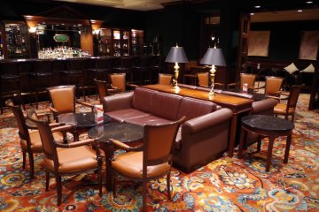 Leather couches with wooden furnishings bring the visitors back in time